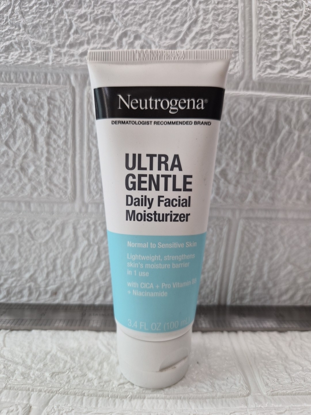 Neutrogena Ultra Gentle Daily Facial Moisturizer - White & Light Blue